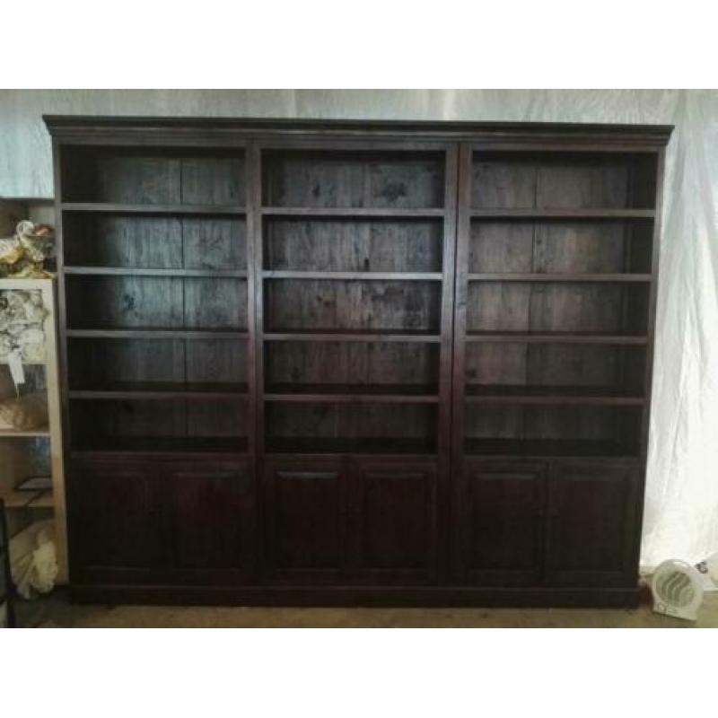Zware massief houten kast
