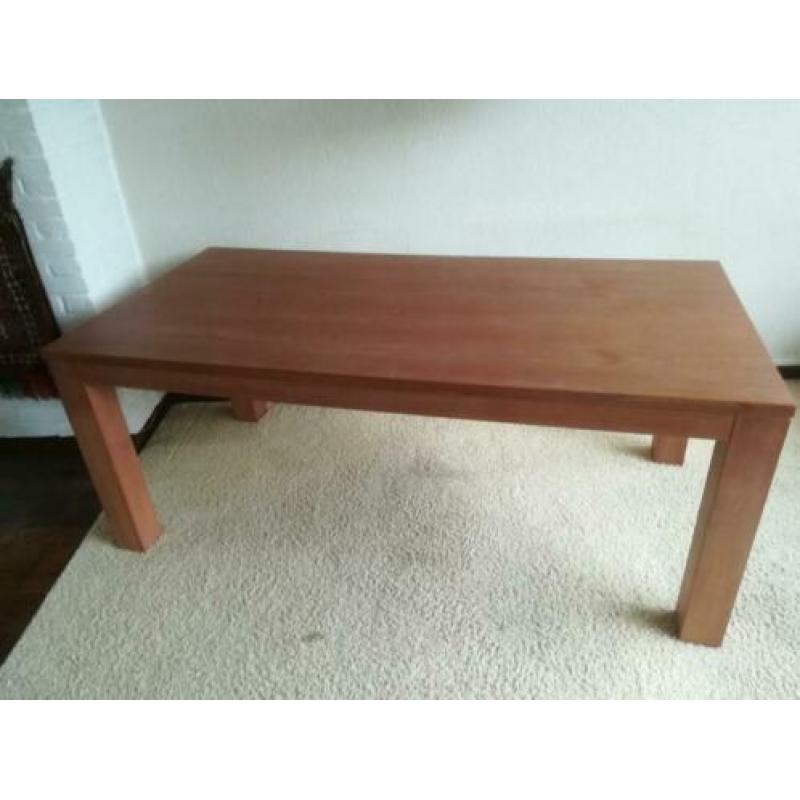 Zware houten eettafel met fineerlaagje.