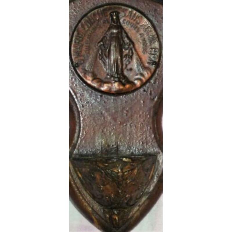 Bewerkt wijwaterbakje Marie Concue peche p.p.n. (122)