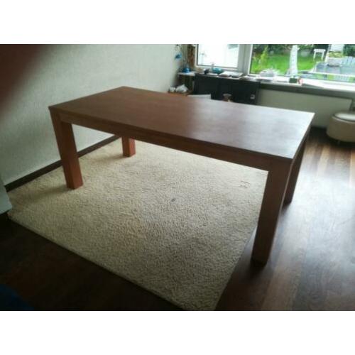 Zware houten eettafel met fineerlaagje.