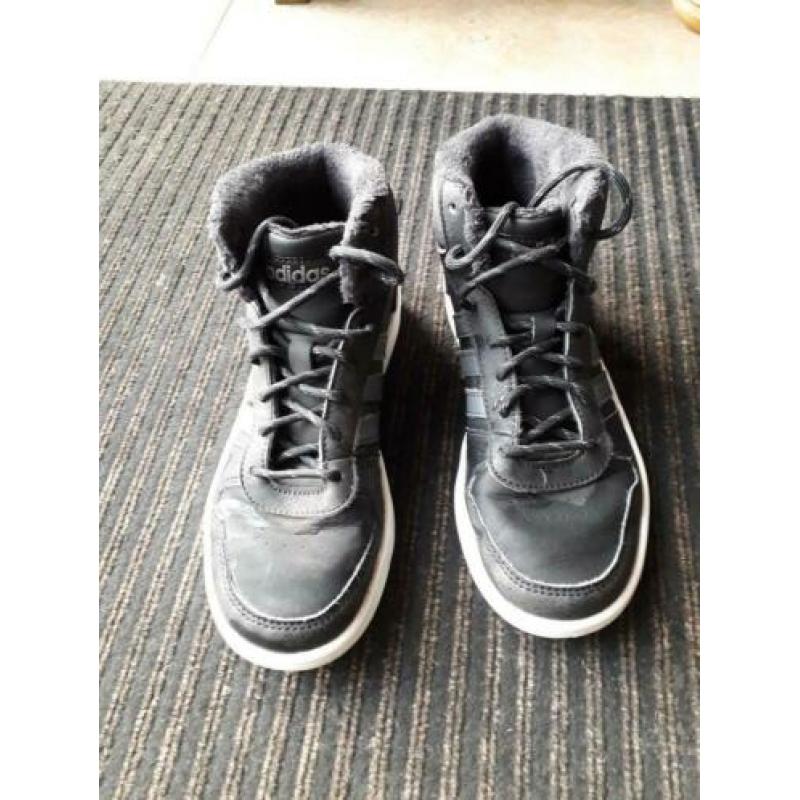 Adidas half hoge schoenen maat 34