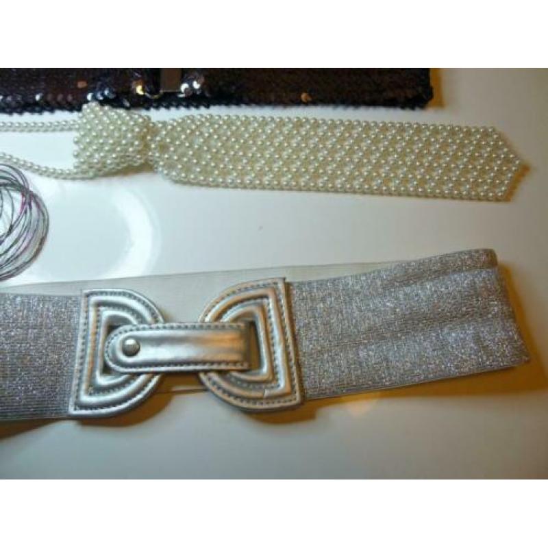 ceintuurs :zilver, pailletten, armbanden, kralen stropdas