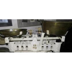 Brocante witte weegschaal koperen bakken (124)