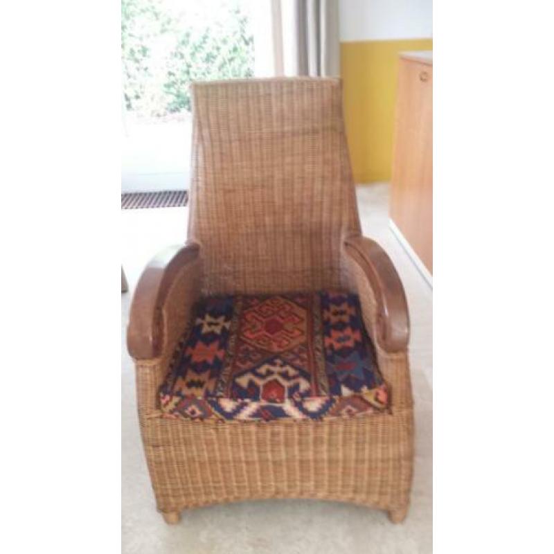 een heel mooie rieten fauteuil