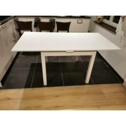Tafel en stoelen