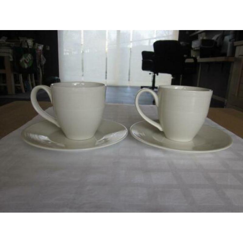 Madison 2 witte mokken met schoteltjes Dm 8,8X8,5 en Dm 17cm