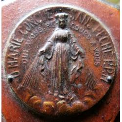 Bewerkt wijwaterbakje Marie Concue peche p.p.n. (122)
