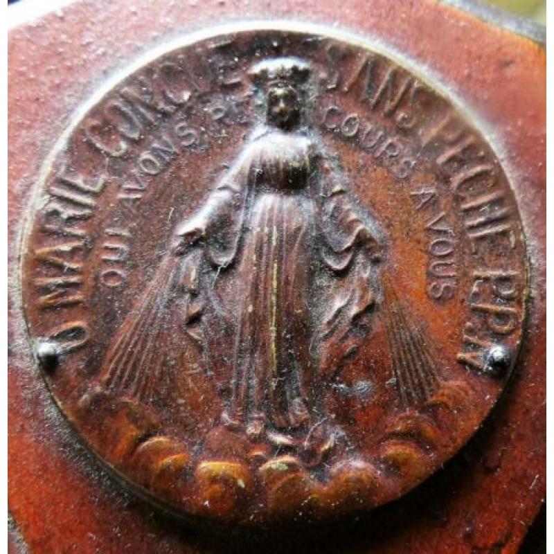 Bewerkt wijwaterbakje Marie Concue peche p.p.n. (122)