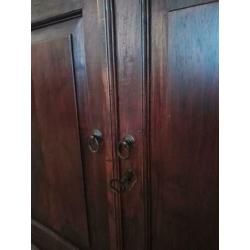 Zware massief houten kast