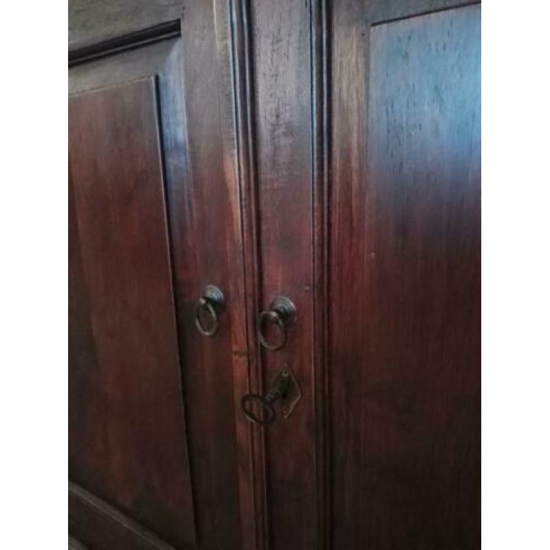 Zware massief houten kast