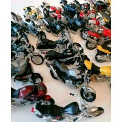 47 x 1/18 Schaalmodel motoren + 6 x 1/12 motoren