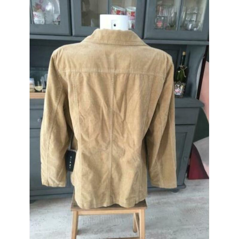 Beige ribstof colbert jasje blazer van Riani maat 46