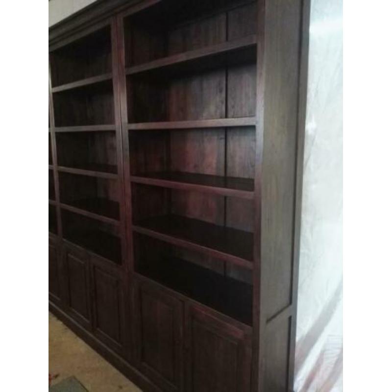 Zware massief houten kast