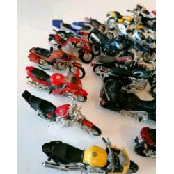47 x 1/18 Schaalmodel motoren + 6 x 1/12 motoren