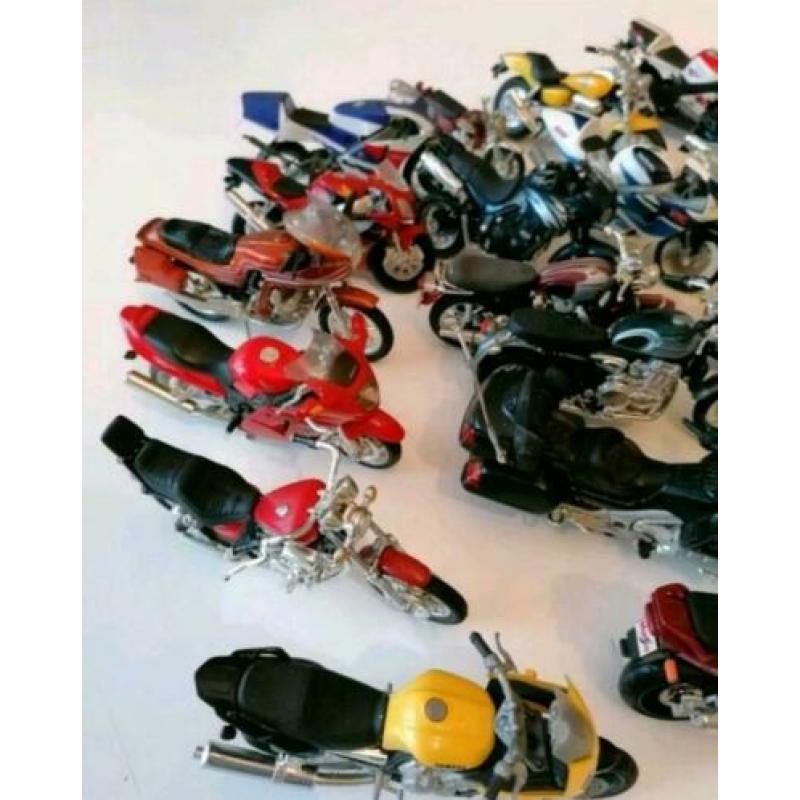 47 x 1/18 Schaalmodel motoren + 6 x 1/12 motoren