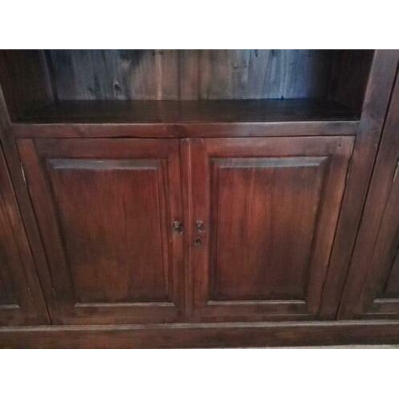Zware massief houten kast
