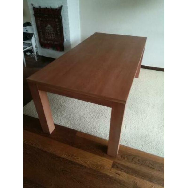 Zware houten eettafel met fineerlaagje.