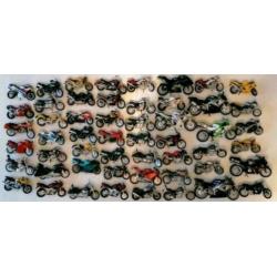 47 x 1/18 Schaalmodel motoren + 6 x 1/12 motoren