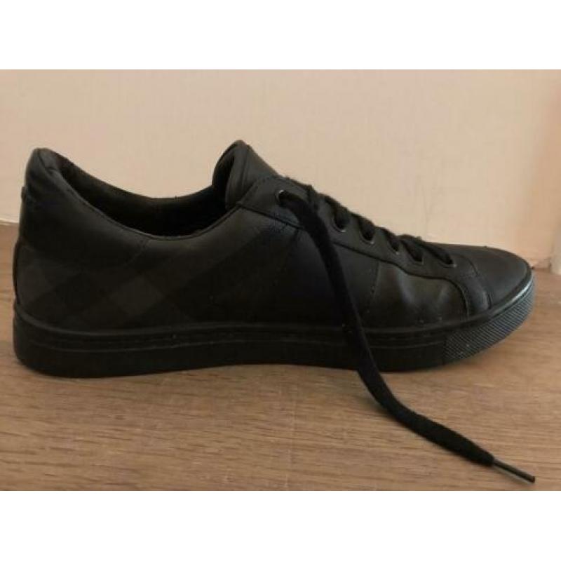 Burberry heren schoenen maat 42 (kleine beschadiging)