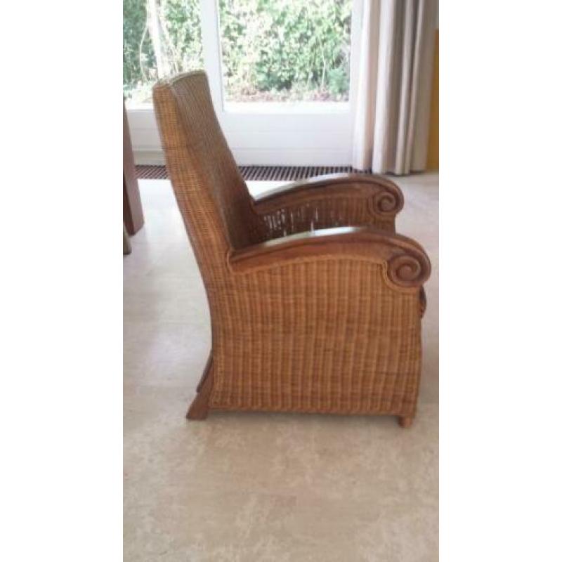 een heel mooie rieten fauteuil