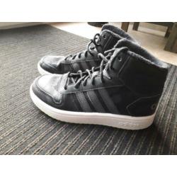 Adidas half hoge schoenen maat 34
