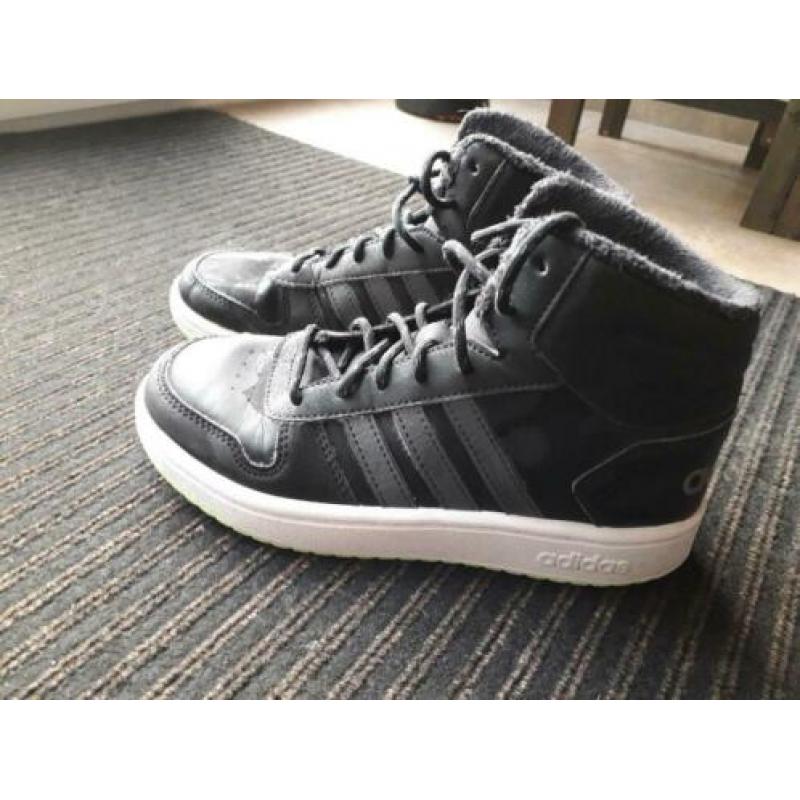 Adidas half hoge schoenen maat 34