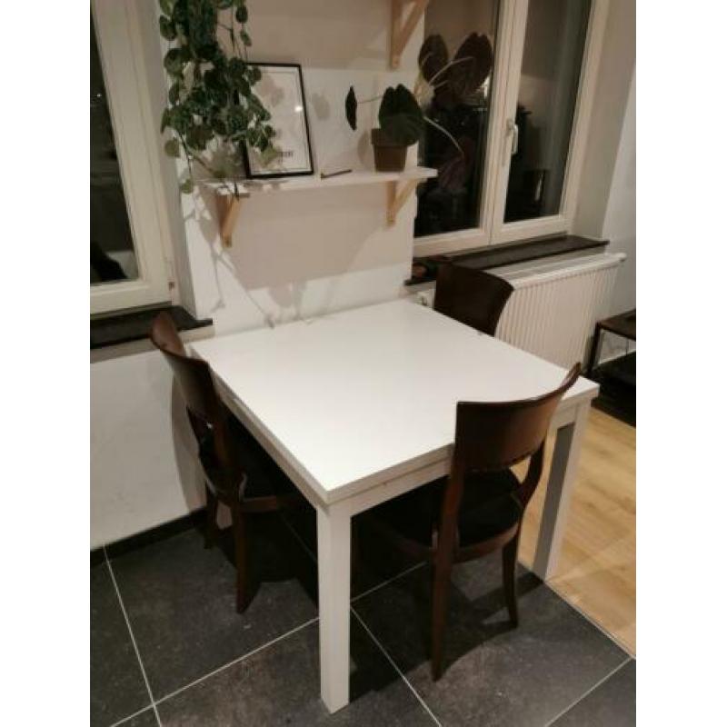 Tafel en stoelen