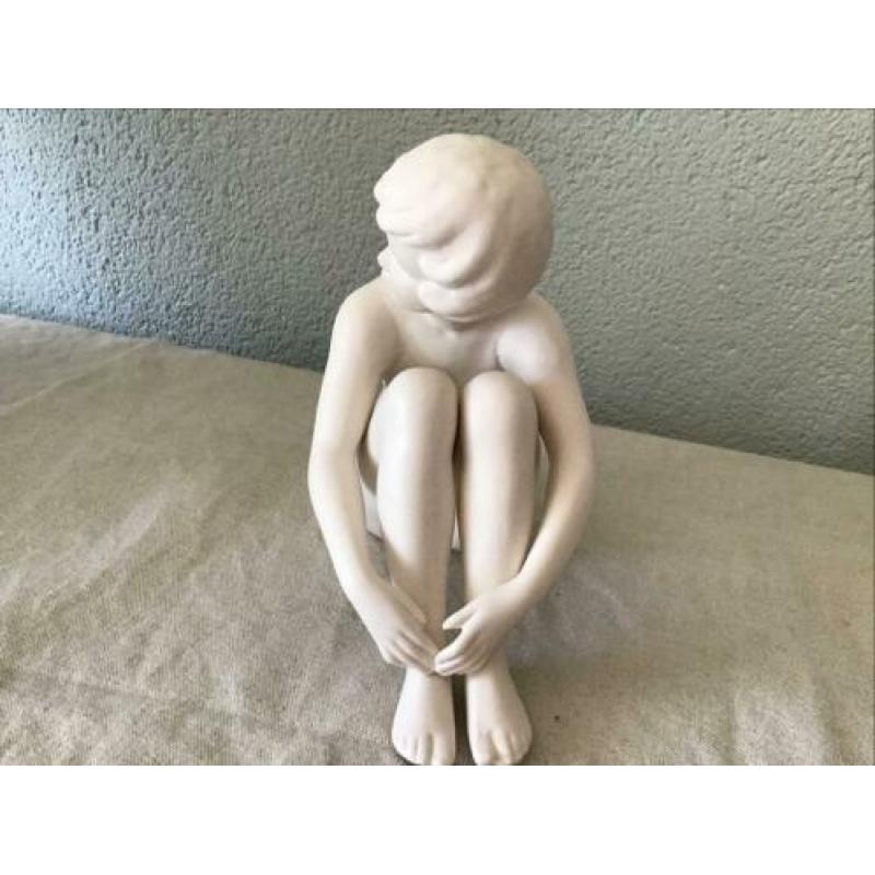 Goebel Beeldje Zittende Vrouw