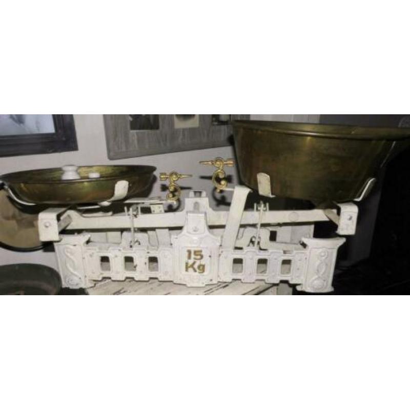 Brocante witte weegschaal koperen bakken (124)