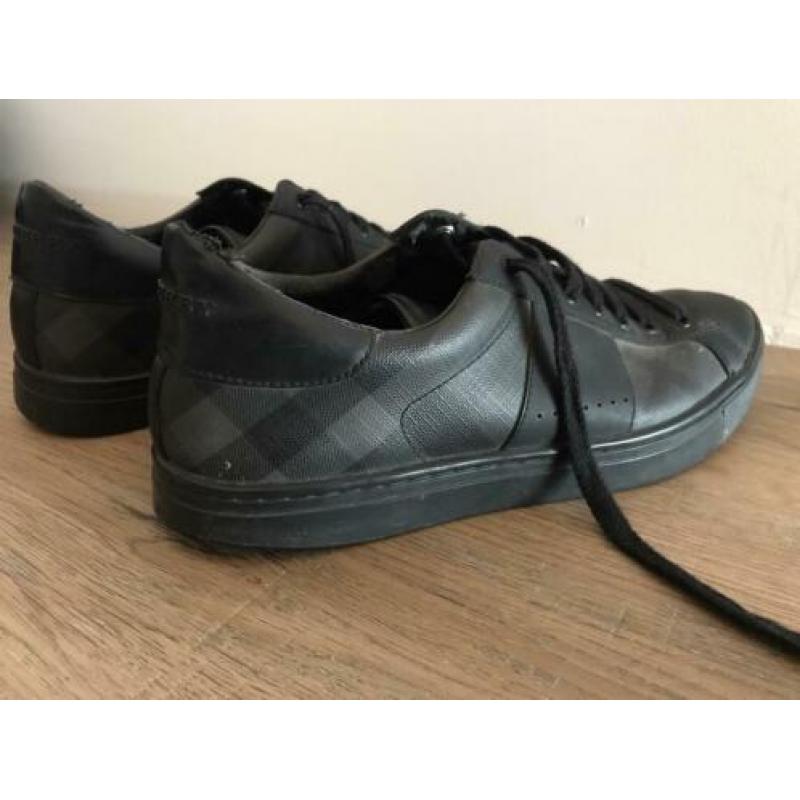 Burberry heren schoenen maat 42 (kleine beschadiging)