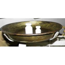 Brocante witte weegschaal koperen bakken (124)