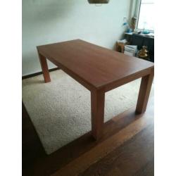 Zware houten eettafel met fineerlaagje.