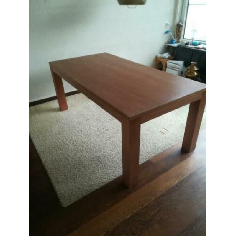 Zware houten eettafel met fineerlaagje.