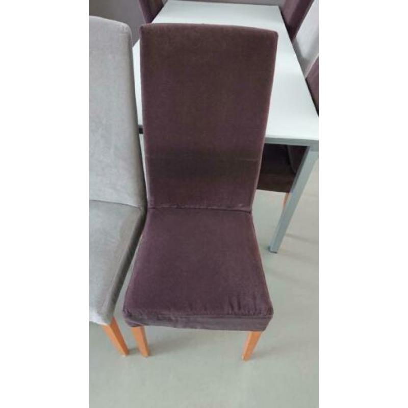 Mooie zilvergrijze tafel met mat glazenblad en 6 stoelen