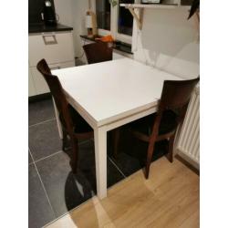 Tafel en stoelen