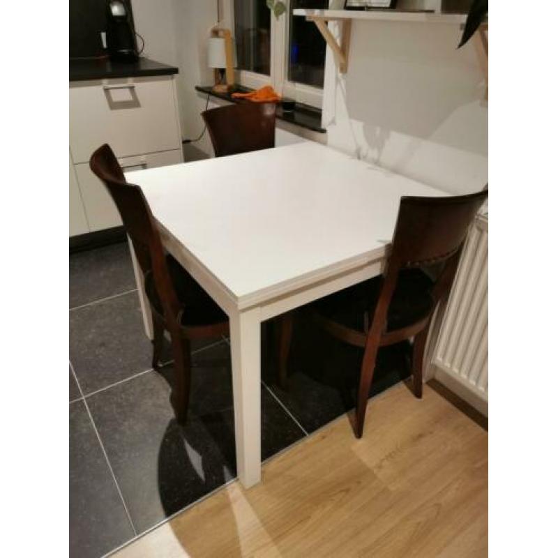 Tafel en stoelen