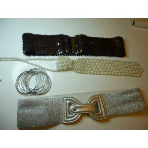 ceintuurs :zilver, pailletten, armbanden, kralen stropdas