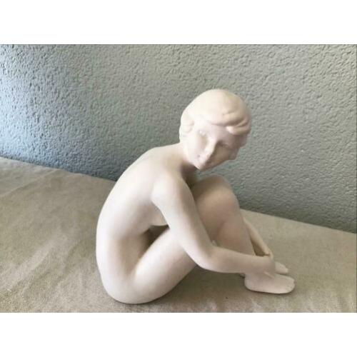 Goebel Beeldje Zittende Vrouw