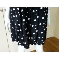 2489 Polkadots zwart wit jurkje ONLY; Mt= M Nieuwstaat