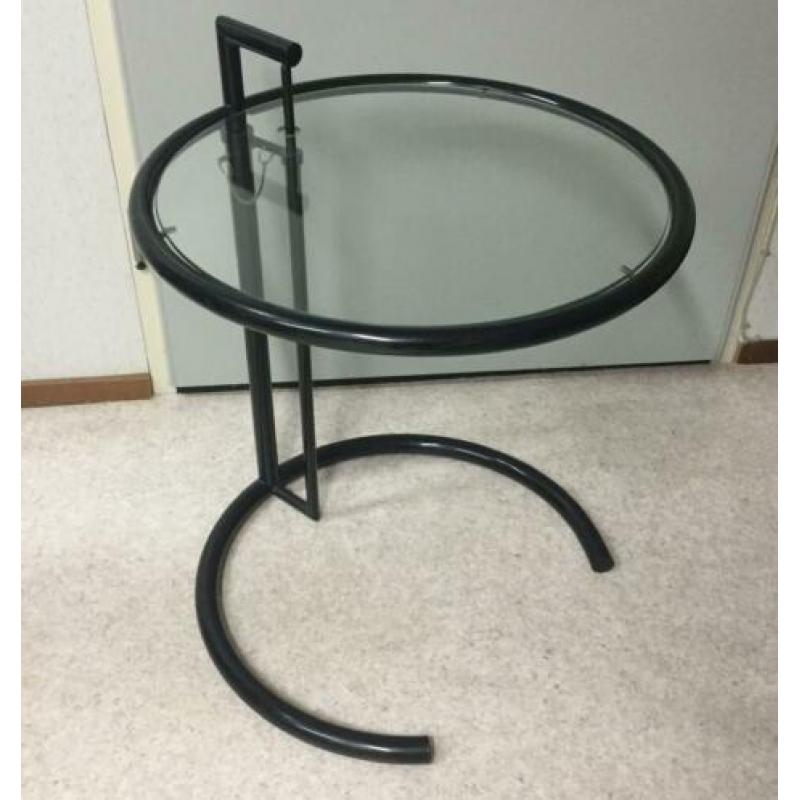 EILEEN GRAY stijl bijzettafel, zwart.