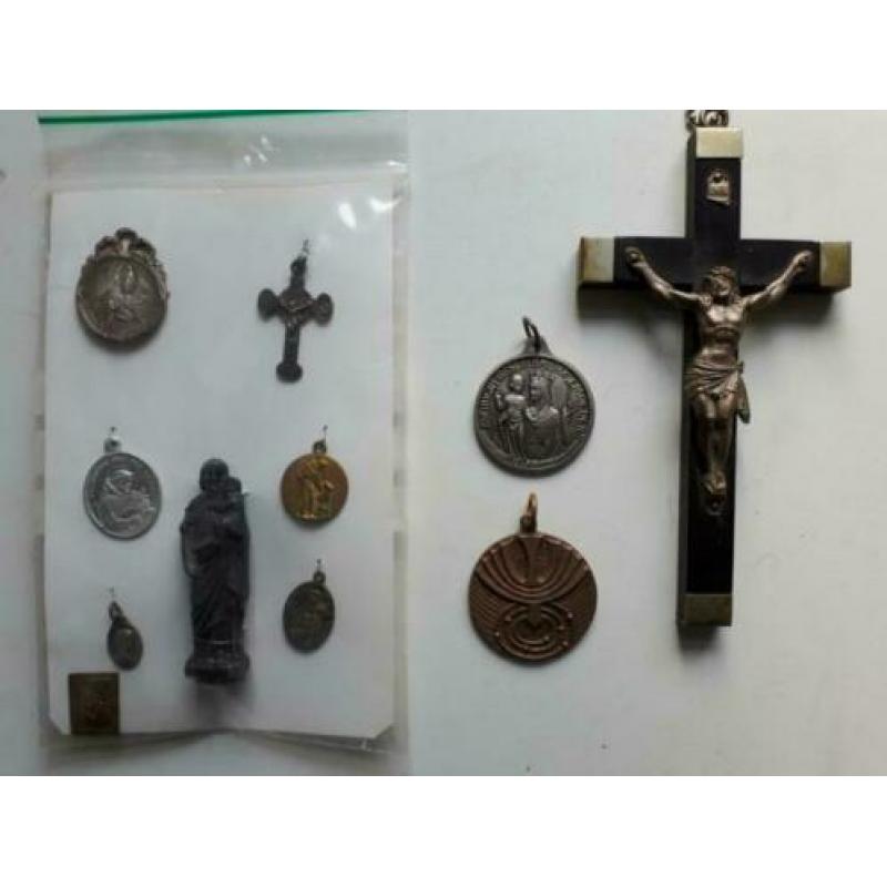 medaillons Franciscus Madonna Beeldje Jezus met kind Kruis
