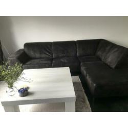 Zwarte hoekbank en fauteuil