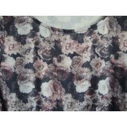 Grijze jurk met romantische bloemen. Maat XL