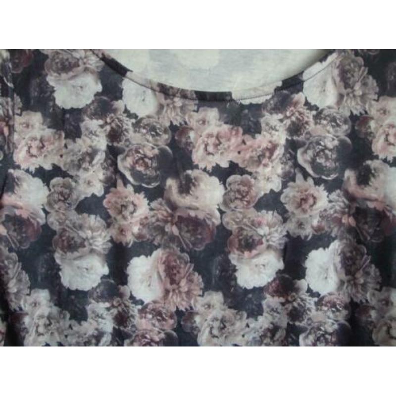 Grijze jurk met romantische bloemen. Maat XL