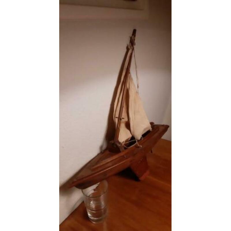 handgemaakt houten model zeilbootje zeilschip