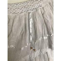 Off shoulder strand jurk