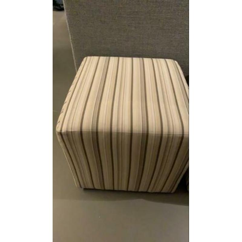 Leuke professioneel beklede poef