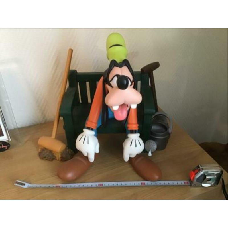 Groot beeld Disney, Goofy op bank