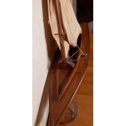 handgemaakt houten model zeilbootje zeilschip