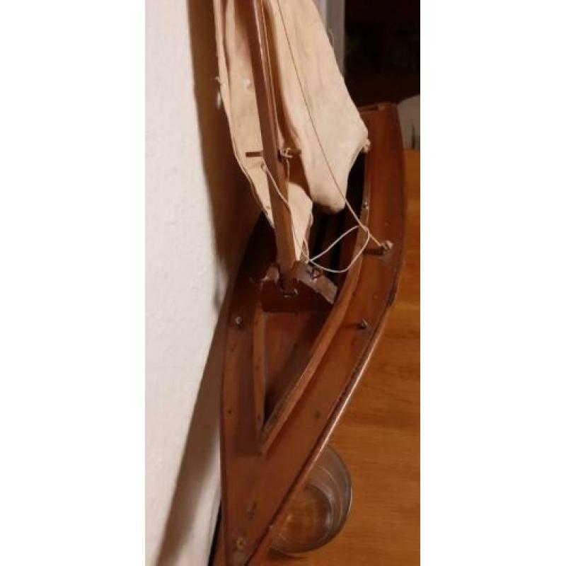 handgemaakt houten model zeilbootje zeilschip